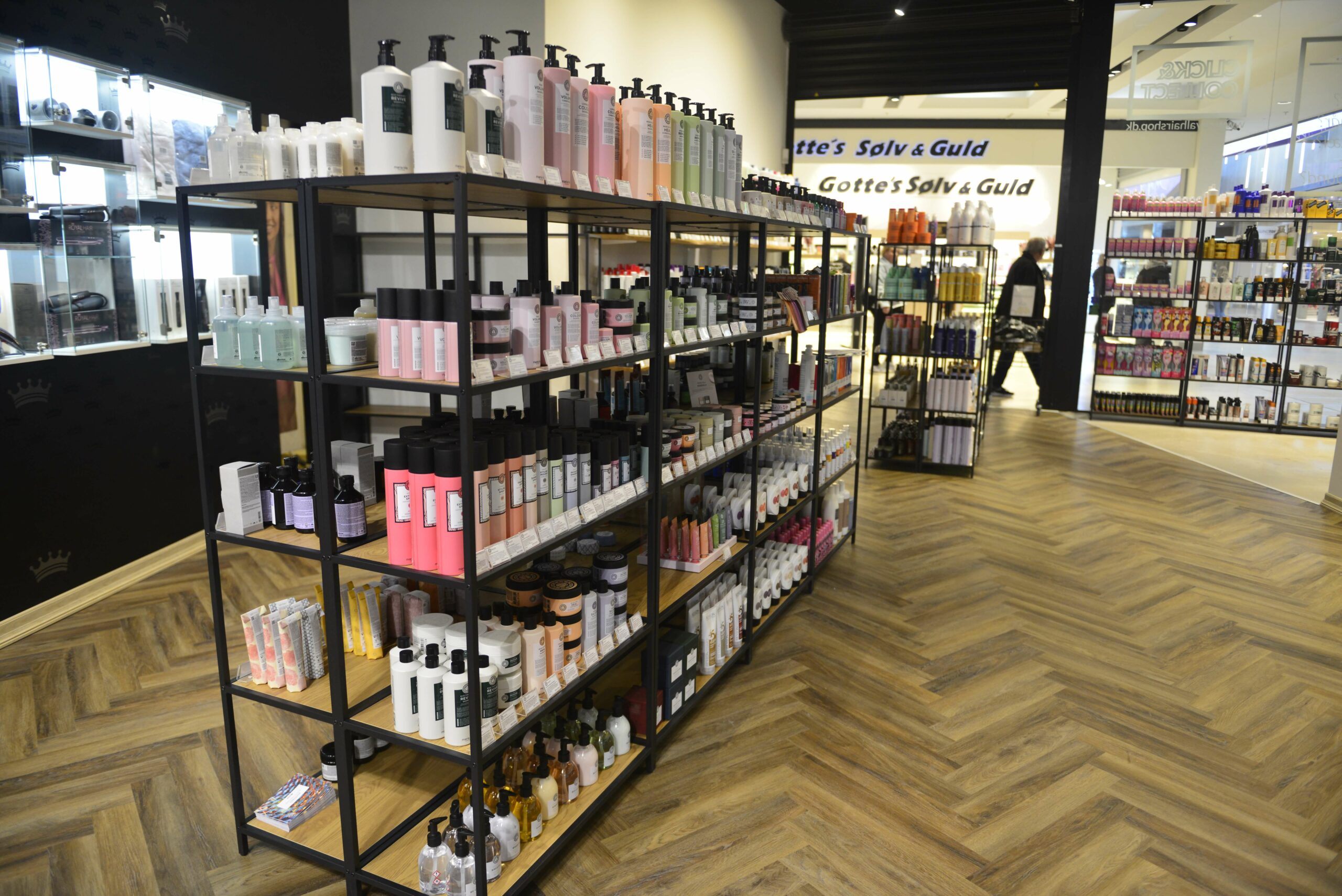Frisør i Odense. Vores professionelle frisører står klar til at skabe det perfekte look, der passer til dig med vores fremragende produkter af høj kvalitet