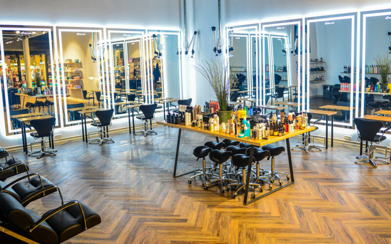 Royal Hair-frisør i Odense og Kolding. Vores frisørsalon er kendetegnet ved sin professionelle atmosfære, hvor erfarne og dedikerede frisører anvender deres ekspertise for at skabe skræddersyede og stilfulde hårdesigns