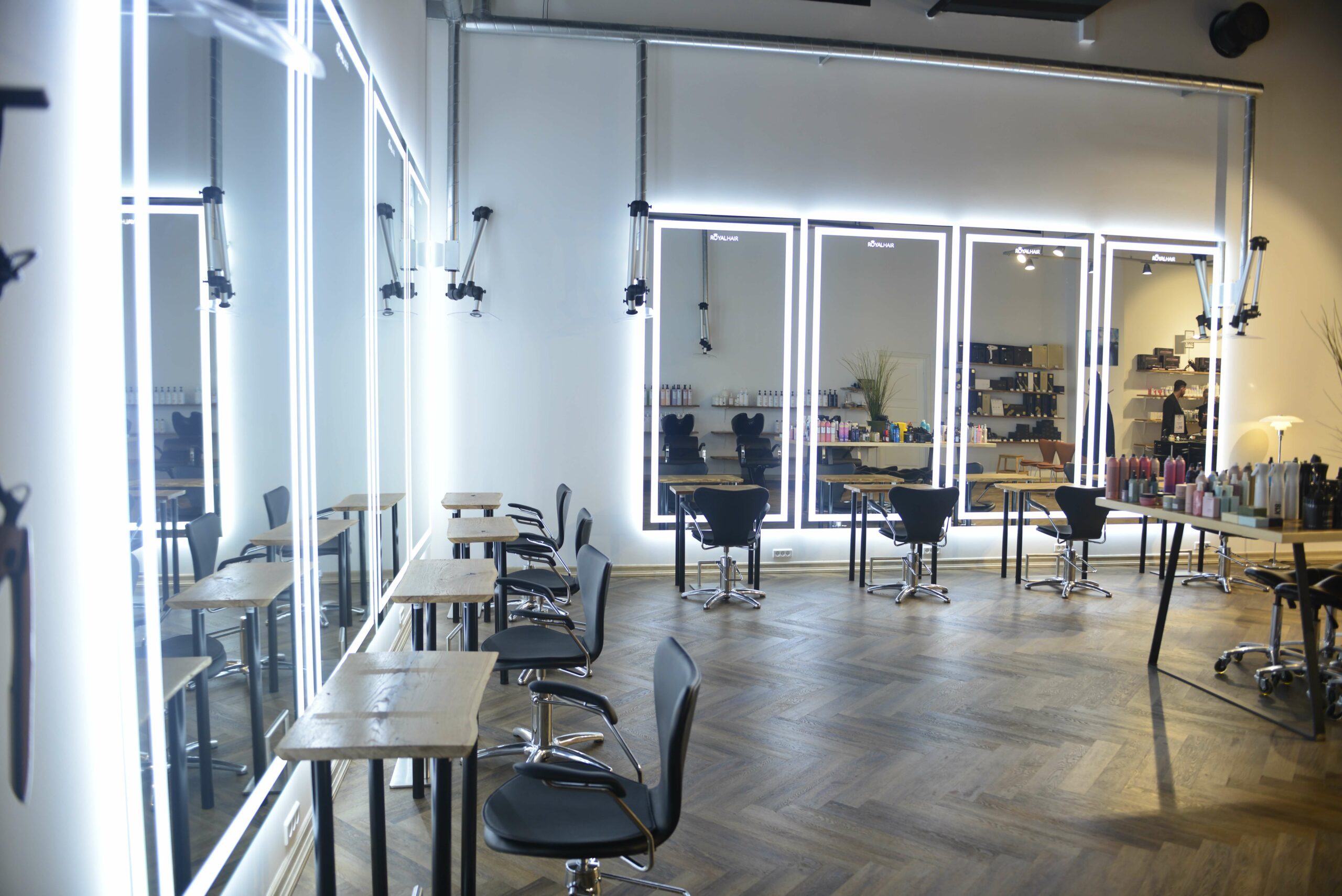 Frisør i Odense. Vores team af erfarne og professionelle frisører i Royal Hair står klar til at opfylde dine skønhedsbehov.